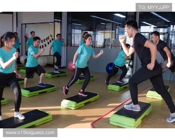 直升机横幅助威苍南队,空中营销点燃县域竞争 直升机横幅助威苍南队,空中营销点燃县域竞争